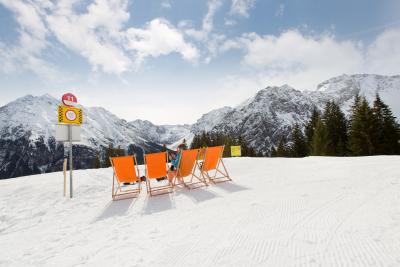 Sonnenskilauf Bergrestaurant Liegestühle Sonnenterrasse Brandnertal