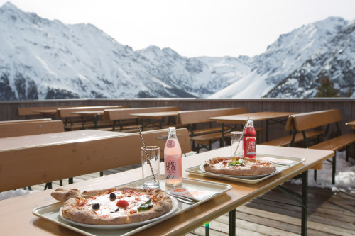 Pizza Sonnenterrasse Skigebiet Brandnertal Goona Bergrestaurant